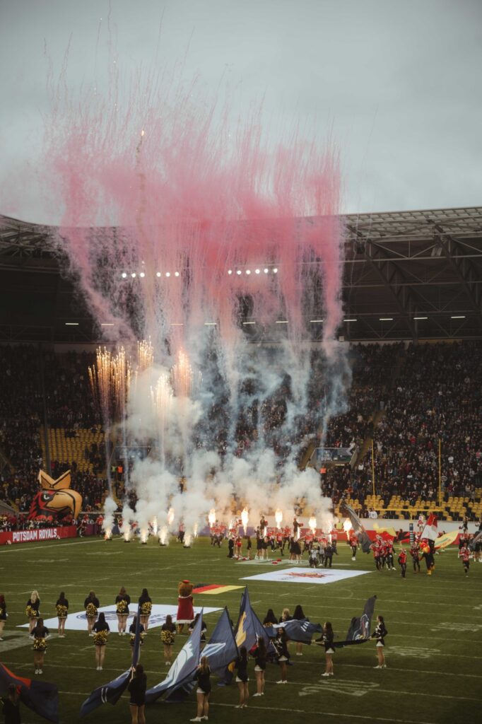 Feuerwerk beim Einlauf der Teams zur Pre-Game-Show