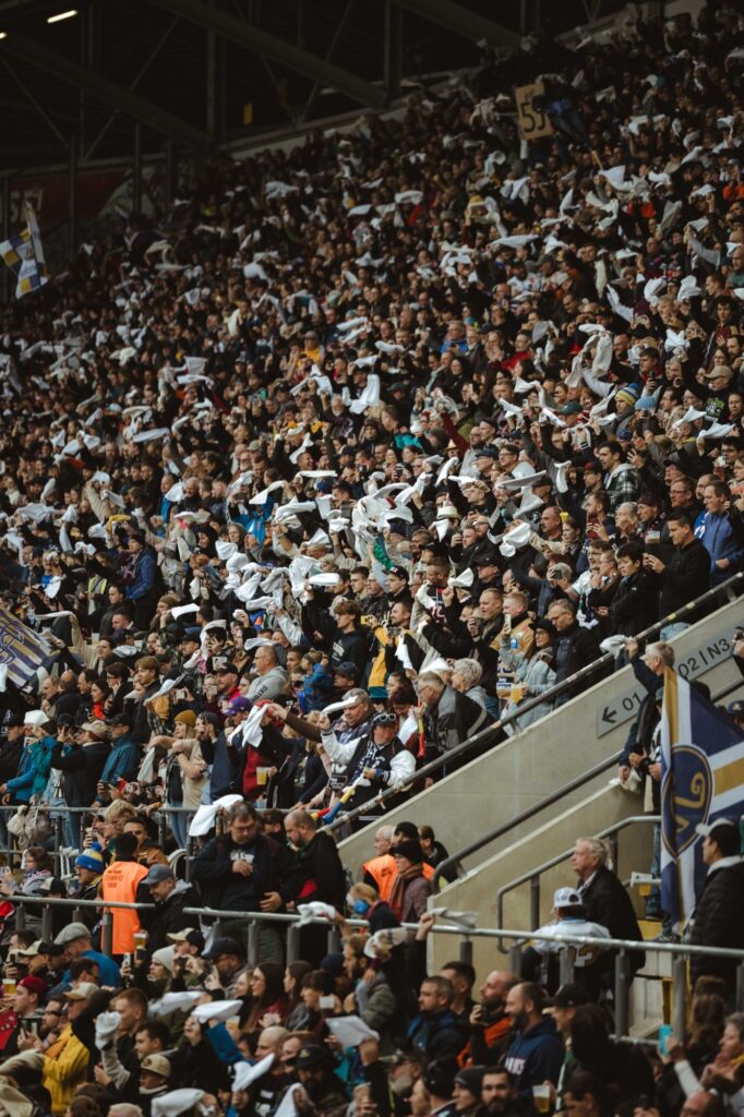 Fans schwenken Handtücher auf der Tribüne