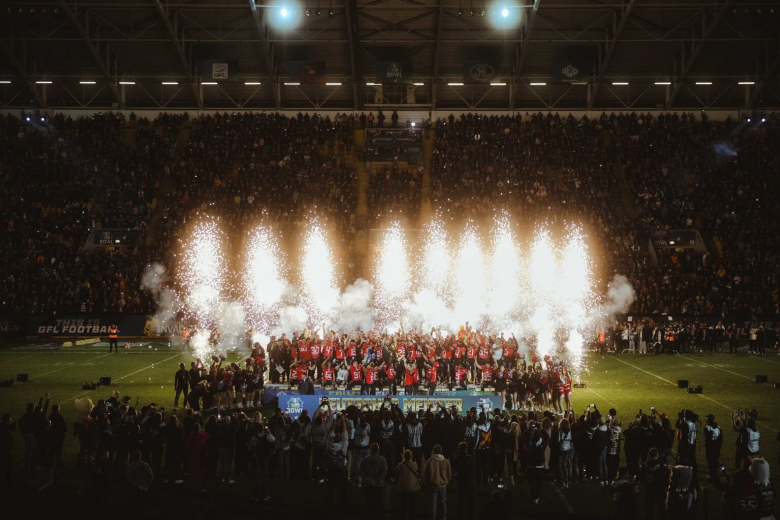 Siegerehrung mit Feuerwerk beim GFL Bowl 2025 in Dresden