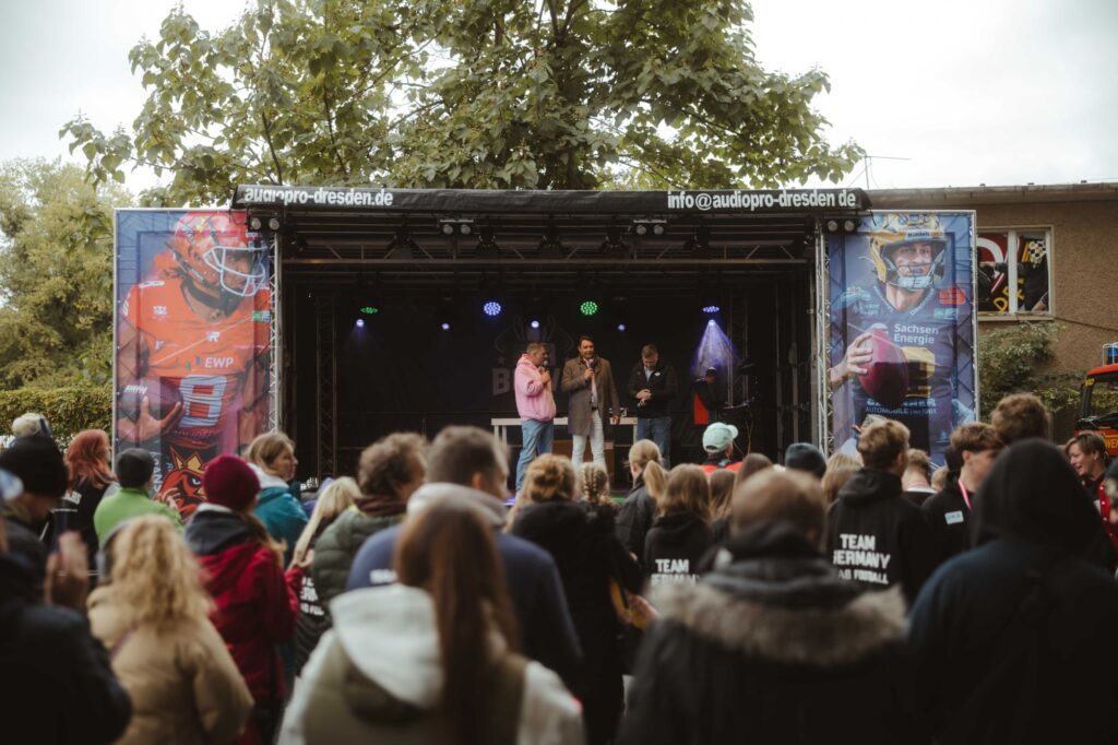 Bühnenprogramm der Power Party vor dem Stadion
