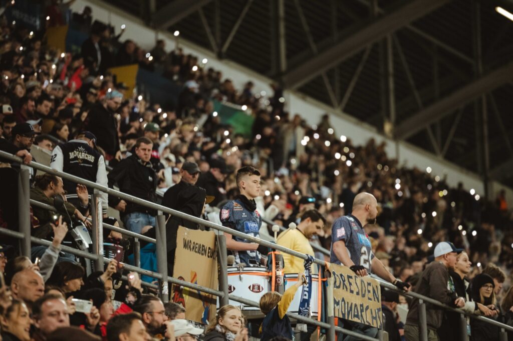 Trommler und Fans der Dresden Monarchs