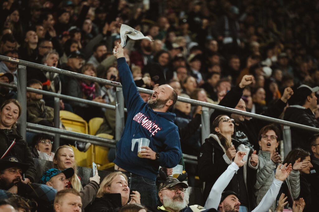 Jubelnder Fan auf der Tribüne im Rudolf-Harbig-Stadion