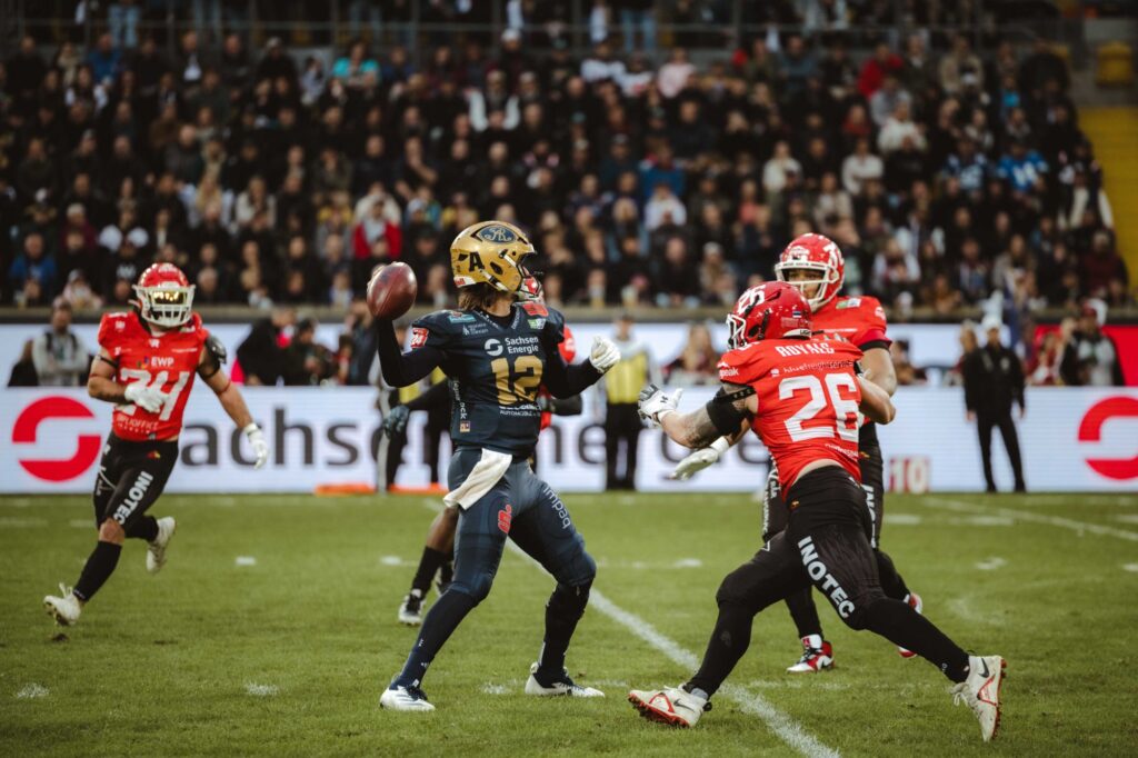 Quarterback beim Pass im GFL Bowl 2025